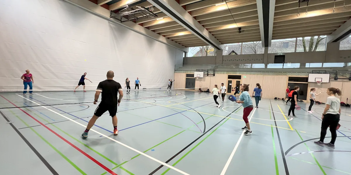 Pickleball in der Schule Turnhalle