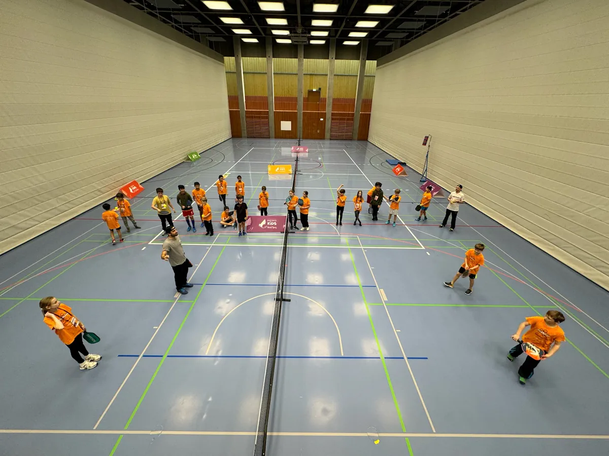 Pickleball Court in Turnhalle - Badminton Platz